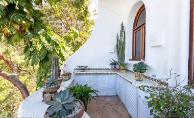 Casa en Conchas Chinas: Hermosa vista al mar, 2 recámaras, 3 baños, excelente precio, alberca privada y terrazas. ¡Ideal para invertir o vivir!