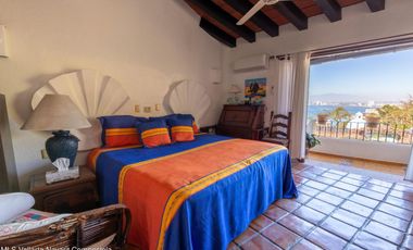 Casa en Conchas Chinas: Hermosa vista al mar, 2 recámaras, 3 baños, excelente precio, alberca privada y terrazas. ¡Ideal para invertir o vivir!