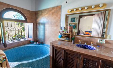Casa en Conchas Chinas: Hermosa vista al mar, 2 recámaras, 3 baños, excelente precio, alberca privada y terrazas. ¡Ideal para invertir o vivir!