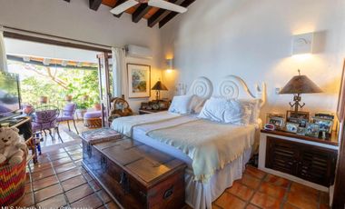 Casa en Conchas Chinas: Hermosa vista al mar, 2 recámaras, 3 baños, excelente precio, alberca privada y terrazas. ¡Ideal para invertir o vivir!