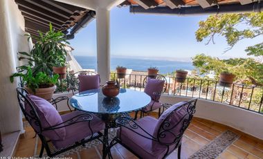 Casa en Conchas Chinas: Hermosa vista al mar, 2 recámaras, 3 baños, excelente precio, alberca privada y terrazas. ¡Ideal para invertir o vivir!