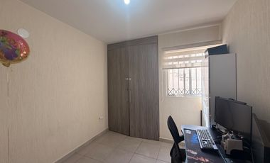 Casa en venta en Alta California, dentro de coto