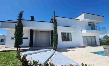 SE VENDE FINCA LUJOSA EN CERRITOS PEREIRA