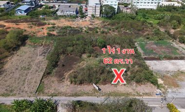 Perfect Land for your Dream Home!! 1 Rai 1 Ngan 62 Sq.Wah Land for SALE at Krungthep Kreetha 20 Soi 7, Near both Brighton & Wellington International S