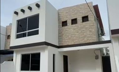 Venta de casa con piscina, a 60 m. del mar, La Milina, Salinas.