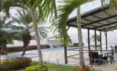 Venta de casa con piscina, a 60 m. del mar, La Milina, Salinas.