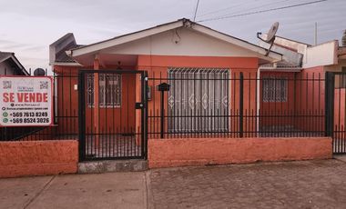 En venta casa ubicada en Calle Regimiento Arica (frente Colegio Altazor)