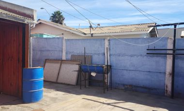 En venta casa ubicada en Calle Regimiento Arica (frente Colegio Altazor)