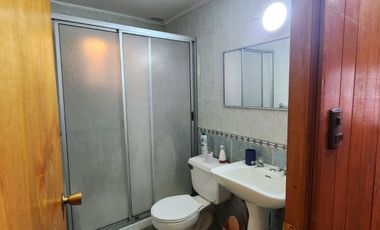 En venta casa ubicada en Calle Regimiento Arica (frente Colegio Altazor)