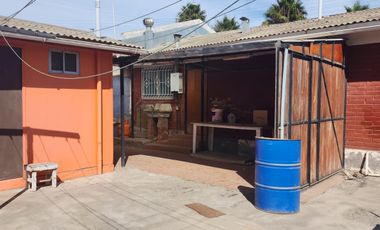 En venta casa ubicada en Calle Regimiento Arica (frente Colegio Altazor)
