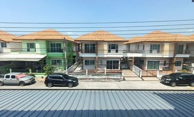บ้านแฝดลำลูกก คลองสี่ ลาดสวาย  ปทุมธานี  หมู่บ้านพนาสนธิ์วิลล่า  ถนนลาดสหวาย  เขตลำลูกกา ปทุมธานี  4 ห้องนอน 3 ห้องน้ำ นัดชท / จอง 081-440-----