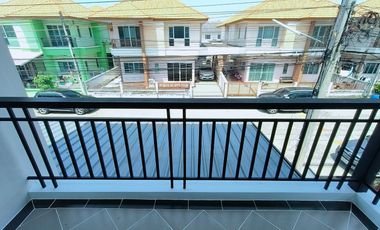 บ้านแฝดลำลูกก คลองสี่ ลาดสวาย  ปทุมธานี  หมู่บ้านพนาสนธิ์วิลล่า  ถนนลาดสหวาย  เขตลำลูกกา ปทุมธานี  4 ห้องนอน 3 ห้องน้ำ นัดชท / จอง 081-440-----