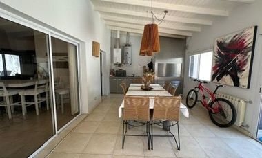 Casa a la venta en el dique de Tandil