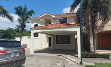 Samborondon, Renta de linda casa 3 dormitorios con Jacuzzi amoblada