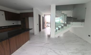RESIDENCIA EN SENDEROS DE MONTE VERDE
