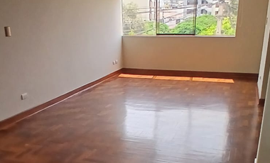 SE VENDE HERMOSO TRÍPLEX REMODELADO EN SURCO – AMPLITUD, CONFORT Y UBICACIÓN PRIVILEGIADA