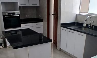 SE VENDE HERMOSO TRÍPLEX REMODELADO EN SURCO – AMPLITUD, CONFORT Y UBICACIÓN PRIVILEGIADA