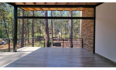 EN VENTA CASA MODERNA CON VISTA AL BOSQUE