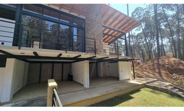 EN VENTA CASA MODERNA CON VISTA AL BOSQUE