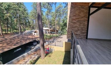 EN VENTA CASA MODERNA CON VISTA AL BOSQUE