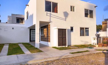 Casa en venta en Tequisquiapan, Club de Golf, Nueva 3 rec. amplia y luminosa
