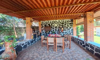 Cabaña en venta en Huasca de Ocampo, con amplio terreno y caballerizas.