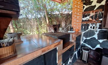 Cabaña en venta en Huasca de Ocampo, con amplio terreno y caballerizas.