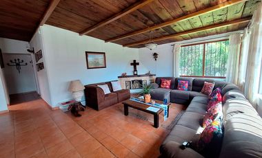 Cabaña en venta en Huasca de Ocampo, con amplio terreno y caballerizas.
