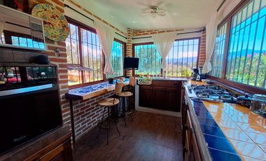 Cabaña en venta en Huasca de Ocampo, con amplio terreno y caballerizas.