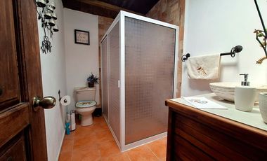 Cabaña en venta en Huasca de Ocampo, con amplio terreno y caballerizas.