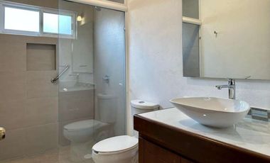 Casa La Amistad con espacios amplios y luz natural envolvente