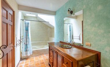 Joya de San Miguel: Casa Miramar, Colonial con Jardín Privado