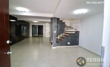 VENTA Casa 🏡  En Circuito Monarca Fraccionamiento Alteza Celaya Gto. Amplia y Equipada  3 Pisos con Roof Garden,  5 habitaciones
