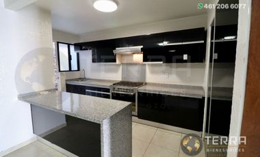 VENTA Casa 🏡  En Circuito Monarca Fraccionamiento Alteza Celaya Gto. Amplia y Equipada  3 Pisos con Roof Garden,  5 habitaciones