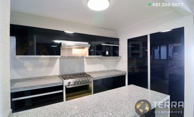 VENTA Casa 🏡  En Circuito Monarca Fraccionamiento Alteza Celaya Gto. Amplia y Equipada  3 Pisos con Roof Garden,  5 habitaciones