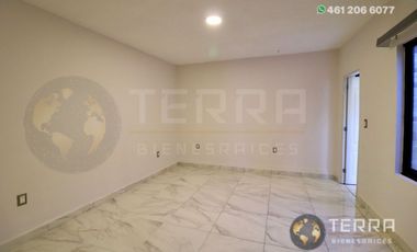 VENTA Casa 🏡  En Circuito Monarca Fraccionamiento Alteza Celaya Gto. Amplia y Equipada  3 Pisos con Roof Garden,  5 habitaciones