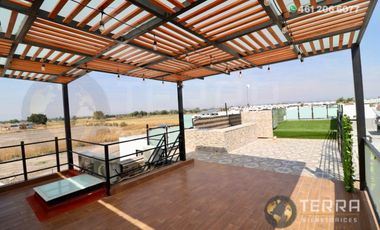 VENTA Casa 🏡  En Circuito Monarca Fraccionamiento Alteza Celaya Gto. Amplia y Equipada  3 Pisos con Roof Garden,  5 habitaciones