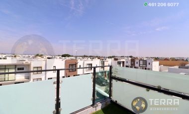 VENTA Casa 🏡  En Circuito Monarca Fraccionamiento Alteza Celaya Gto. Amplia y Equipada  3 Pisos con Roof Garden,  5 habitaciones