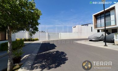 VENTA Casa 🏡  En Circuito Monarca Fraccionamiento Alteza Celaya Gto. Amplia y Equipada  3 Pisos con Roof Garden,  5 habitaciones