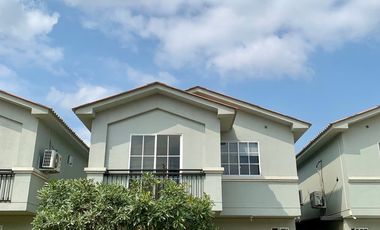 En Alquiler: Casa de 3 Dormitorios en Casa Laguna