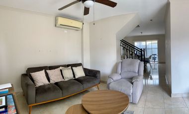 En Alquiler: Casa de 3 Dormitorios en Casa Laguna