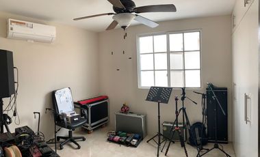 En Alquiler: Casa de 3 Dormitorios en Casa Laguna