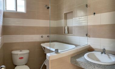 En Alquiler: Casa de 3 Dormitorios en Casa Laguna