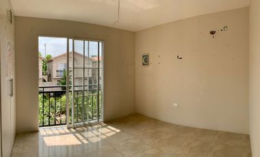 En Alquiler: Casa de 3 Dormitorios en Casa Laguna