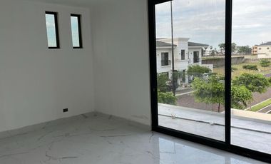 Venta,  casa esquinera 2 plantas de estreno Urbanización Puerta al Rio, Uess