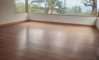 Condominio campestre con lago, casa de 2 pisos, con family room, cabaña adicional, 5 habitaciones, 5 baños, sala comedor, cocina, lavamderia, recibo p