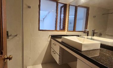 Condominio campestre con lago, casa de 2 pisos, con family room, cabaña adicional, 5 habitaciones, 5 baños, sala comedor, cocina, lavamderia, recibo p