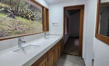 Condominio campestre con lago, casa de 2 pisos, con family room, cabaña adicional, 5 habitaciones, 5 baños, sala comedor, cocina, lavamderia, recibo p