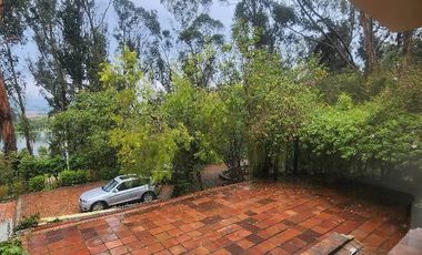 Condominio campestre con lago, casa de 2 pisos, con family room, cabaña adicional, 5 habitaciones, 5 baños, sala comedor, cocina, lavamderia, recibo p