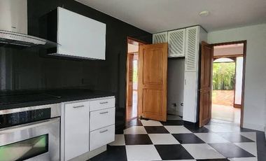 Condominio campestre con lago, casa de 2 pisos, con family room, cabaña adicional, 5 habitaciones, 5 baños, sala comedor, cocina, lavamderia, recibo p